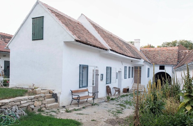 theFritsch-Weinbauernhaus in the countryside