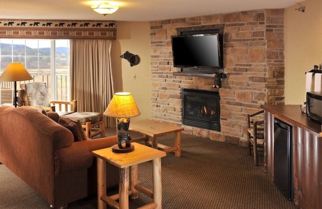 Theme Suite w/Whirlpool, Living Room, Dry Bar, Stoney Creek Onalaska