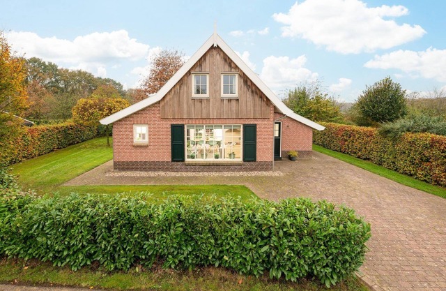 These comfortable villas are on Buitengoed Het Lageveld in a beautiful wooded area, near Almelo and Enschede, in beautiful Twente.