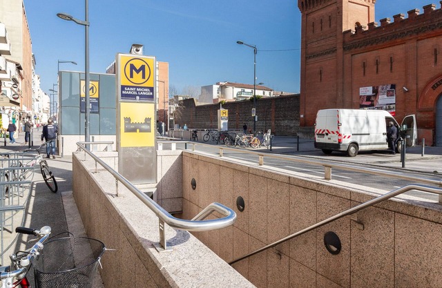 Thierry's 1 bedroom flat with clim, wifi and parking at St Michel Station