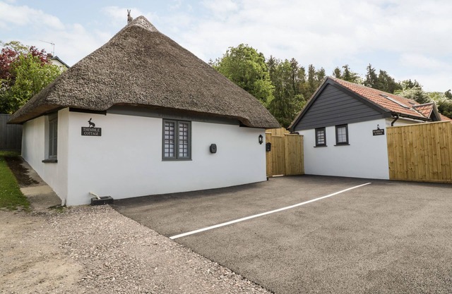 THIMBLE COTTAGE, pet friendly, with a garden in Blandford Forum