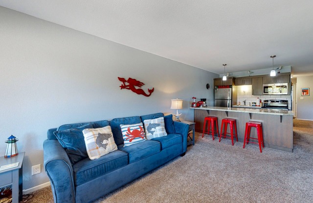 Third-floor beachfront condo with a balcony, full kitchen, & ocean views