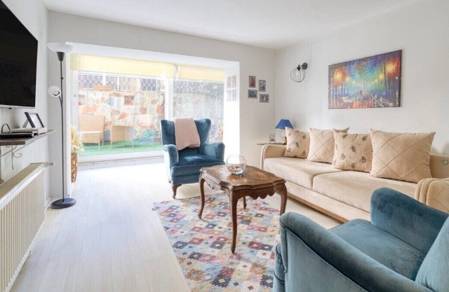 This apartment is a 2 bedroom(s), 1 bathrooms, located in Beşiktaş, İstanbul.