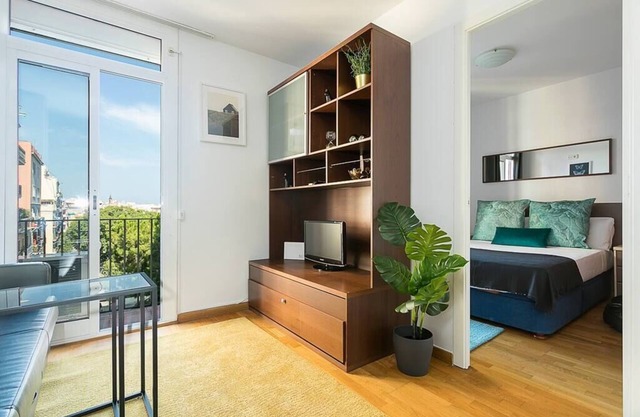 This apartment is a 2 bedroom(s), 1 bathrooms, located in Barcelona, Catalunya.