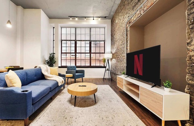 This apartment is a 2 bedroom(s), 2 bathrooms, located in Pittsburgh, PA.