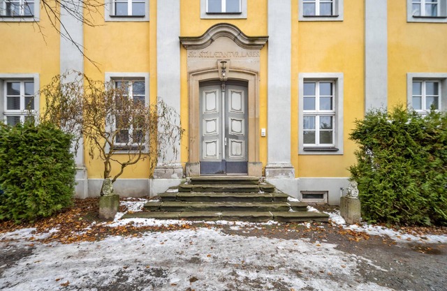 This bright and spacious apartment in the baroque Pannewitz manor house fulfills all wishes.