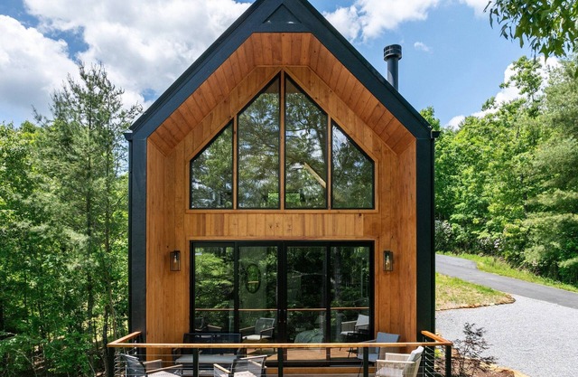 This cabin is a 1 bedroom(s), 1 bathrooms, located in Young Harris, GA.
