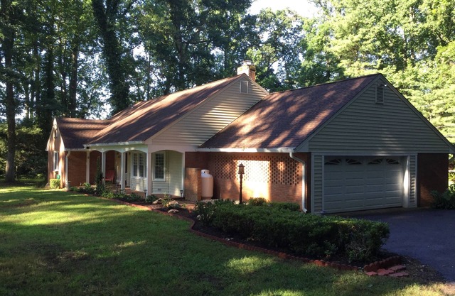 This charming and spacious home on 1.5 acres.SLEEPS 16 and 35 NEARBY COTTAGE