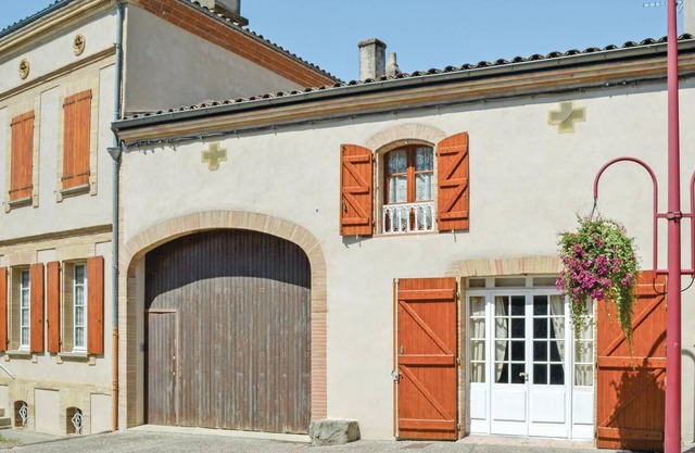 This charming cottage is located in a hamlet ideally situated to discover the countryside as well as