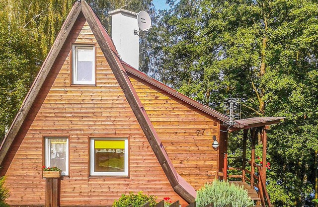 This cottage is located on a small hill, directly on the lake with its own jetty.