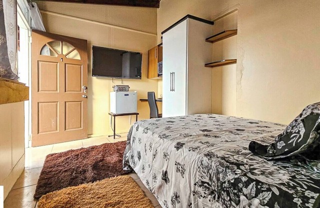 this cozy unit is about 3 mins to the malls,bars, casinos,