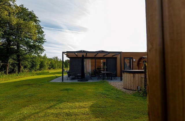 This holiday home with a private sauna and hot tub features a cozy, homely living room with an open kitchen, 2 bedrooms, and a spacious outdoor area