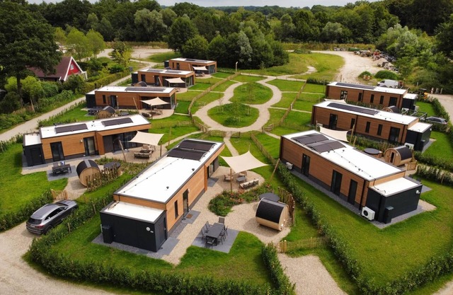 This holiday home with a fully enclosed dog fence, private sauna and hot tub features a cosy, homely living room with open kitchen, 2 bedrooms and a spacious outdoor area.
