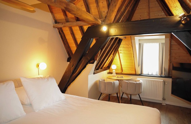 This hotel is a 1 bedroom(s), 1 bathrooms, located in Delft, Zuid-Holland.