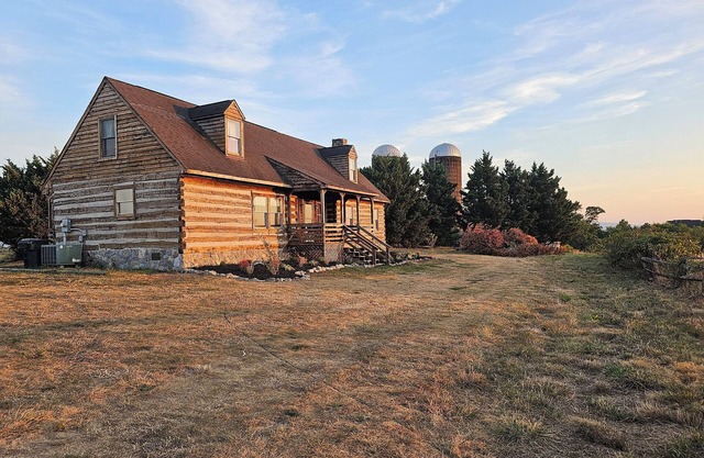 This house is a 2 bedroom(s), 2 bathrooms, located in Winchester, VA.