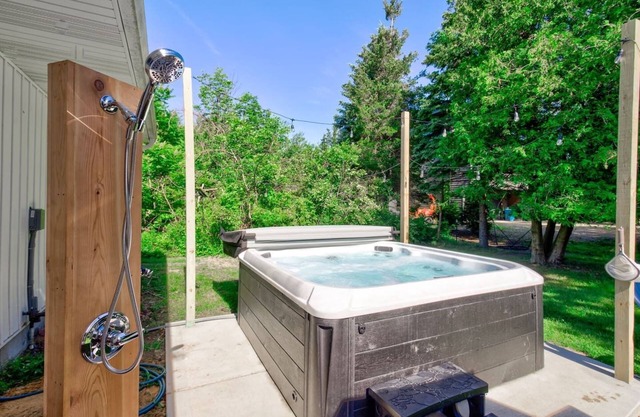 This house is a 3 bedroom(s), 2 bathrooms, located in South Haven, MI.