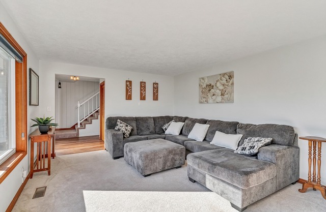 This house is a 4 bedroom(s), 2.5 bathrooms, located in Lebanon, OR.