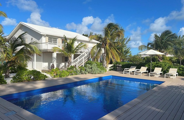 This Is It Main House. PRIVATE POOL! Housekeeping daily. Beachfront.