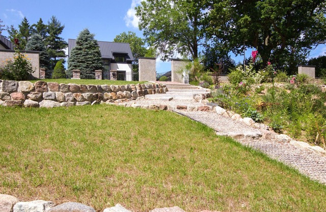 This large and light-flooded holiday home welcomes you on a beautiful lakeside plot.