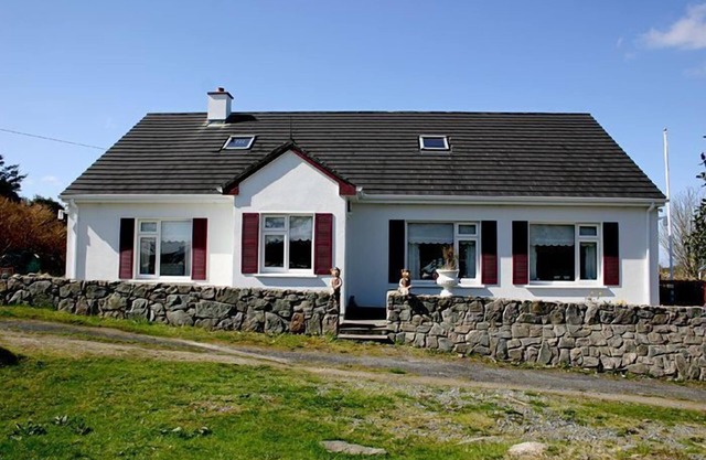 This modern bungalow has wonderful views of the surrounding area & is suitable for groups of up to 1