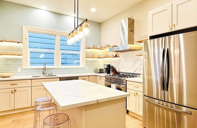 This other is a 5 bedroom(s), 2 bathrooms, located in San Francisco, CA.