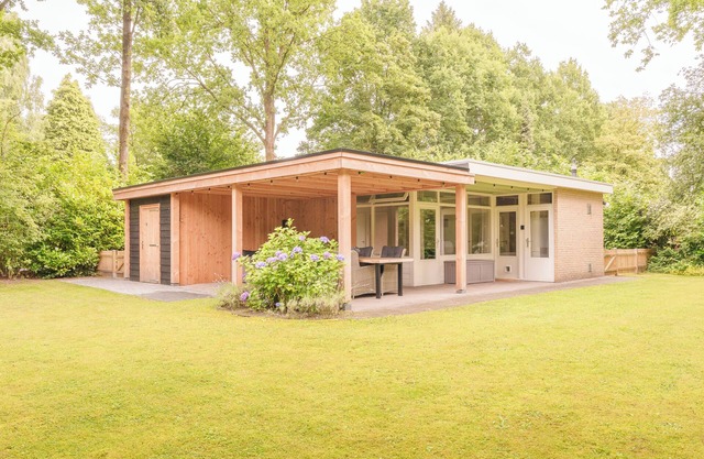 This recently renovated cozy vacation bungalow is located in front of the vacation park De Kremmer in Gasselte and is near 't Nije Hemelriek. A maximum of 2 pets are welcome