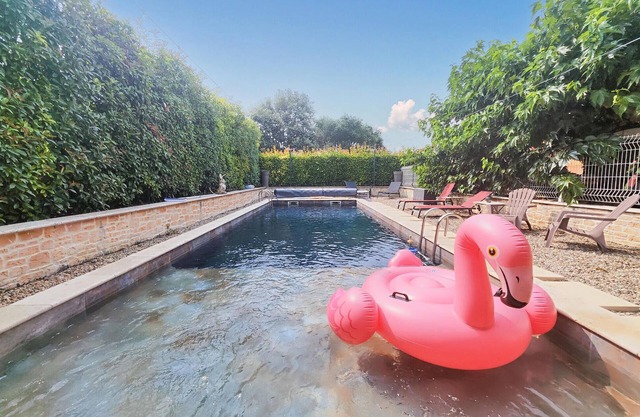 This spacious and family-friendly vacation home welcomes you with swimming pool and many amenities.