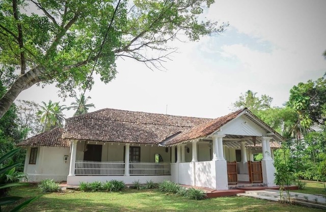 This spacious colonial country house is located in a secluded and peacefull