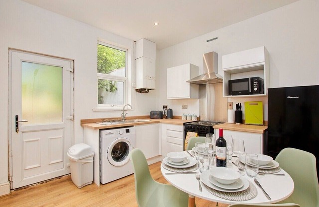 This townhouse is a 2 bedroom(s), 1 bathrooms, located in South Yorkshire, England.