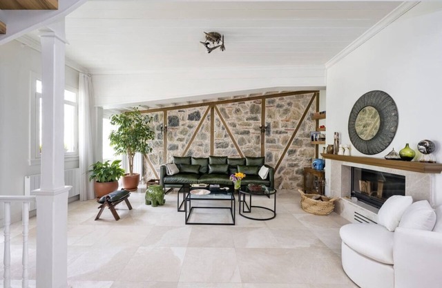 This villa is a 3 bedroom(s), 3 bathrooms, located in Üsküdar, İstanbul.