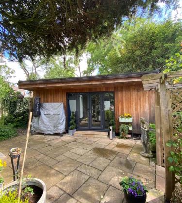 Thistle Lodge - Quiet Garden lodge with off road parking
