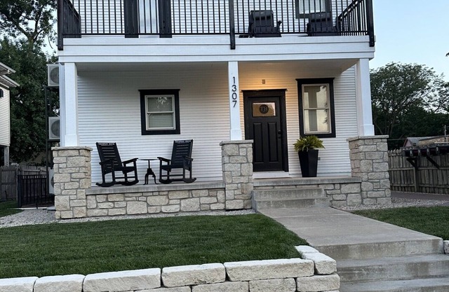 Thompson House #2-Overlooking City Park. Walk to Campus, Aggieville & Downtown