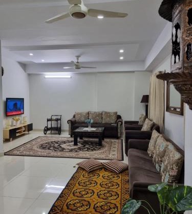 Three Bed Attached Bath Netflix Wifi Smart TV Parking Near Airport