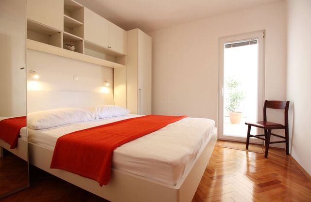 Three bedroom apartment near beach Metajna, Pag (A-6486-f)