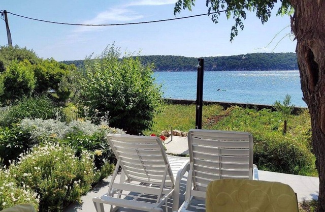 Three bedroom apartment near beach Barbat, Rab (A-22360-a)