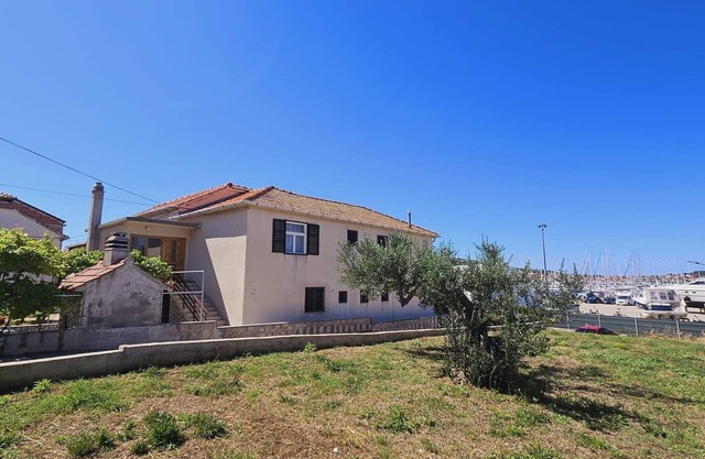 Three-bedroom apartment in Murter