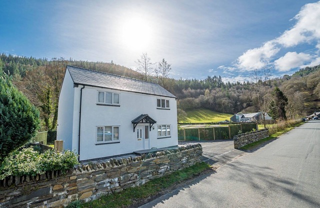 Three Bedroom Holiday Cottage in Betws-Y-Coed | Hendre-Wen