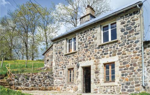 Three-Bedroom Holiday Home In Cheylade