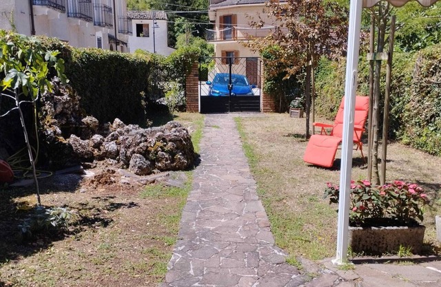 THREE BEDROOM HOUSE WITH GARDEN