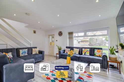 Three BR House By Ace Homes Short Lets & Serviced Accommodation Leeds With Free WiFi Sleeps7