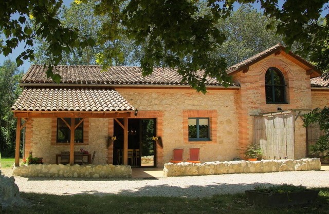 Three gîtes set in a large estate, around a swimming pool heated to 27°.