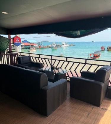 Three Little Birds Bar & Guesthouse