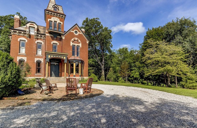 Three Pines Petersburg - Luxurious 10 Bedroom Home in Historic Petersburg