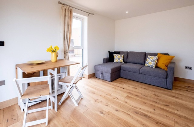 Three Tuns Apartments - Maple - sleeps 2 guests in 1 bedroom