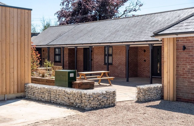 Three Tuns Apartments - Weeping Willow - sleeps 2 guests in 1 bedroom