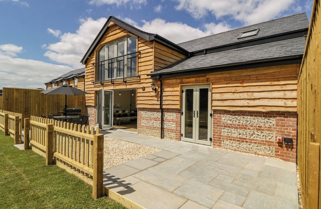 THRESHING BARN, pet friendly, with hot tub in Blandford Saint Mary