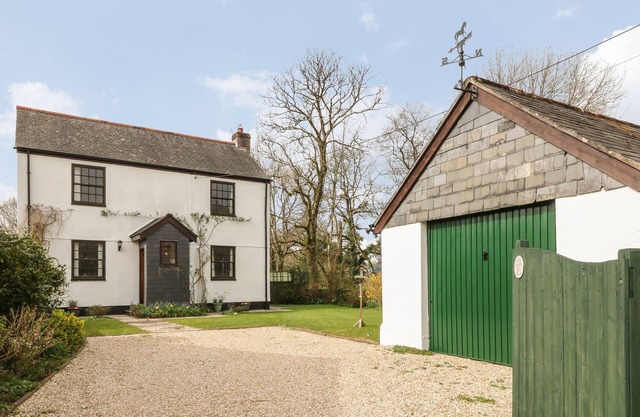 THRUSHEL COTTAGE, pet friendly, with open fire in Lifton