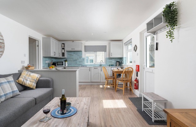 Tide View - stylish apartment with sea views and parking, moments to the beach