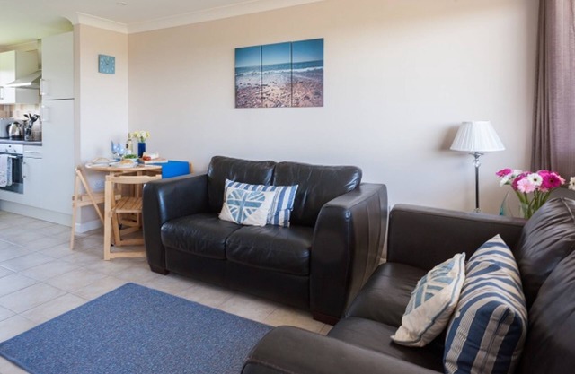 Tides, seaside home, dog friendly, peaceful park in Bacton, by the sea, wi-fi