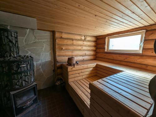 Tilava huone rannan lähellä